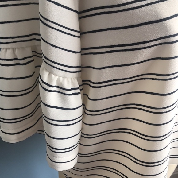 Whowhatwear  cream striped bell short sleeves back closure cropped top size L - Picture 7 of 10